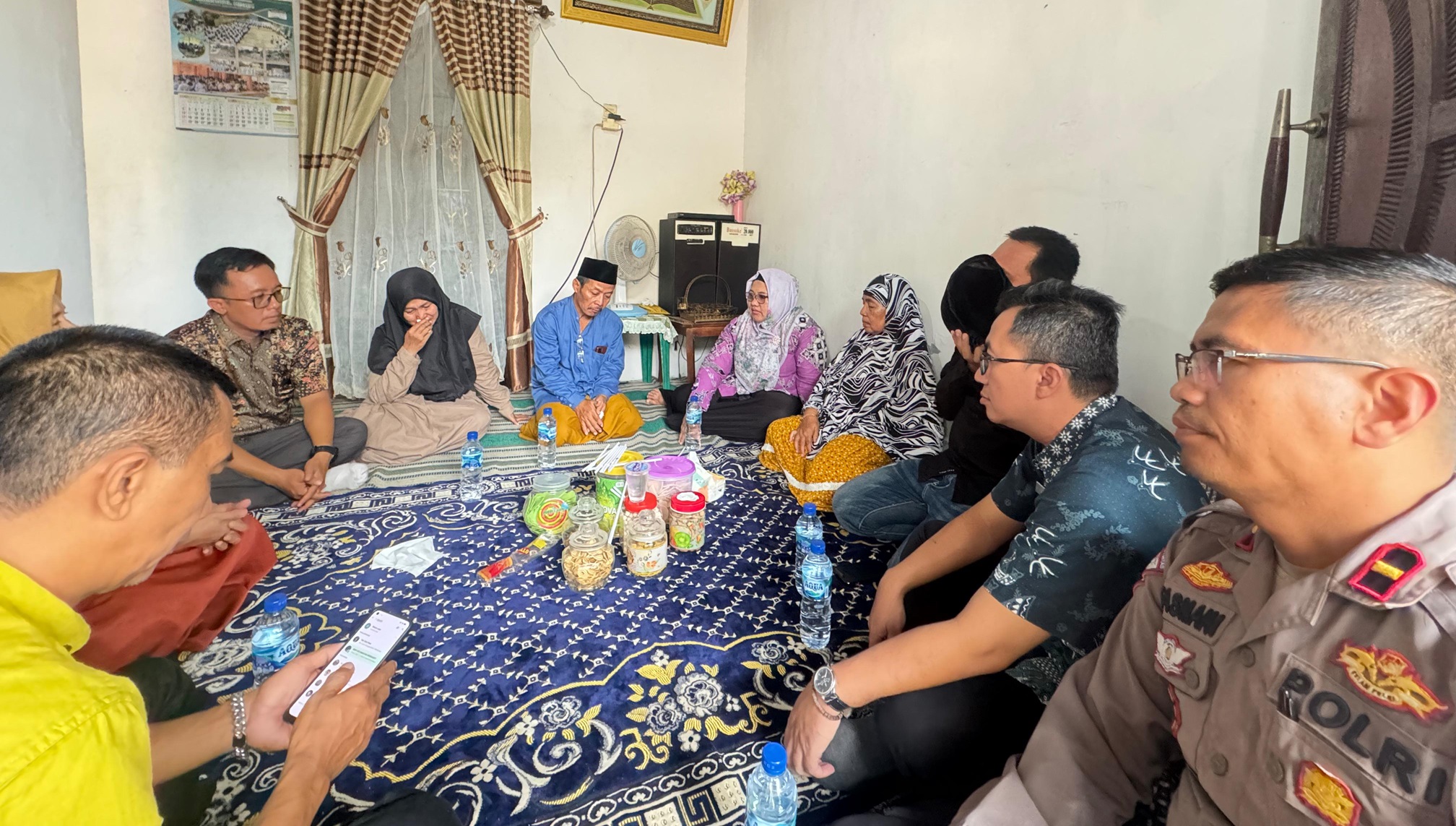 Bentuk Dukungan  Moral, Wabup Aminatun Habibah Takziah Ke Rumah Korban Kecelakaan Laut Bawean